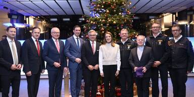 N&Ouml;-Christbaum gl&auml;nzt im Europaparlament