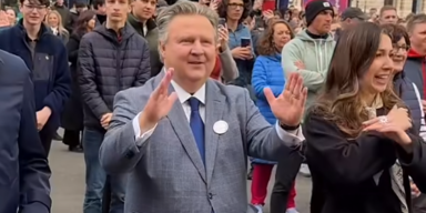 Flotter H&uuml;ftschwung: B&uuml;rgermeister Ludwig macht den "Tanzschein"