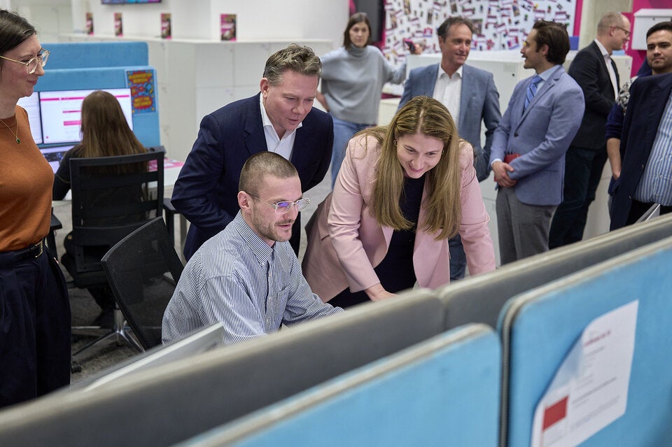 Barbara Novak (Wirtschafts- und Digitalisierungsstadträtin) und Marcin Kotlowski (CEO Wien Holding Media GmbH) im Call Center von Magenta Telekom. 