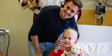 Bayern-Star &uuml;berrascht schwerkranke Kinder im Spital