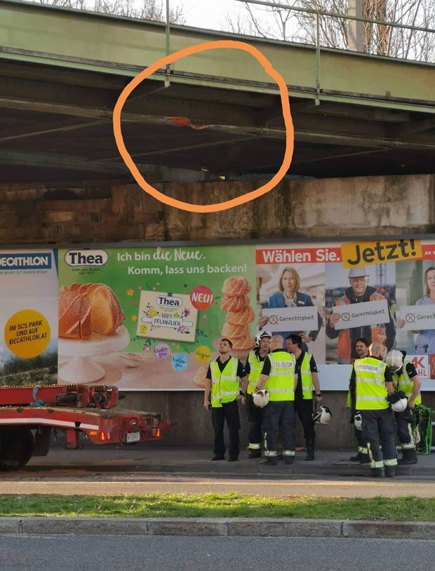 Wien: Auf Lkw geladener Bagger blieb bei Brücke hängen