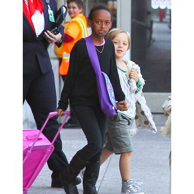 Angelina Jolie & Brad Pitt mit ihren Kindern am Flughafen