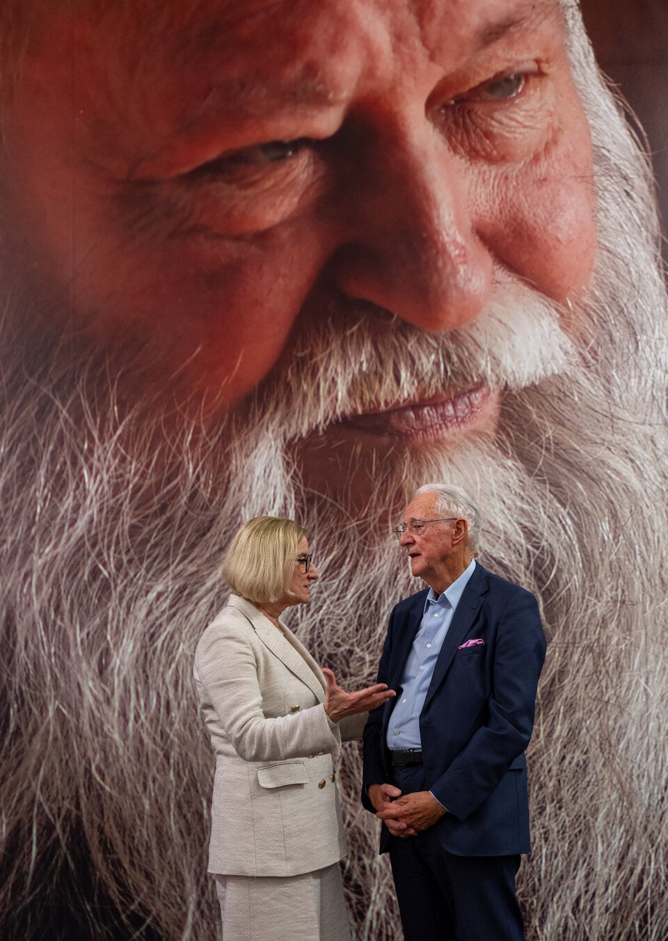 Landeshauptfrau Johanna Mikl-Leitner im Gespräch mit Karlheinz Essl bei der Eröffnung der Ausstellung 