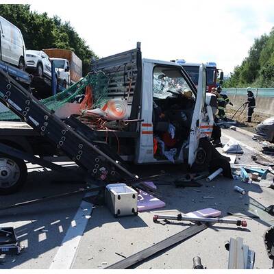 Karambolage auf A2 - Lkw kollidiert mit mehreren Pkw