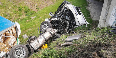 Lkw stürzte sechs Meter ab: Lenker verletzt