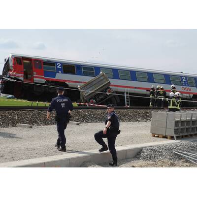 Schwerer Crash zwischen Zug und Lkw in Donaustadt