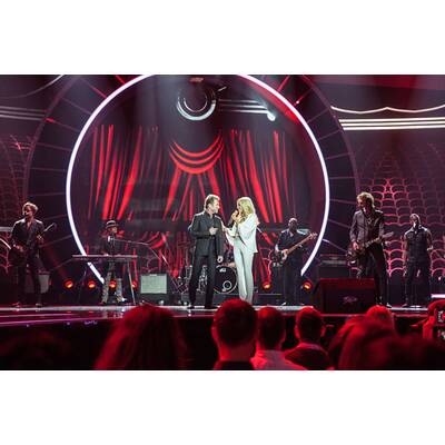 Schlager-Legende Udo Jürgens singt mit Schlagerstar Helene Fischer.