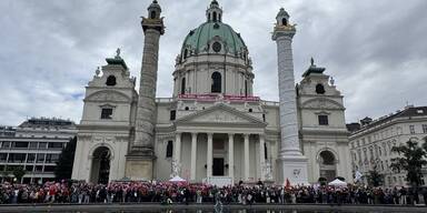 Karlskirche Marsch des Lebens