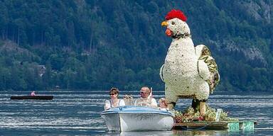 Beim Narzissenfest werden blumengeschm&uuml;ckte Figuren pr&auml;sentiert.
