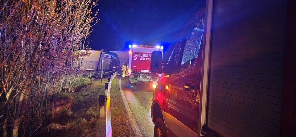 Lkw krachte gegen Leitschiene: 600 Liter Diesel ausgetreten
