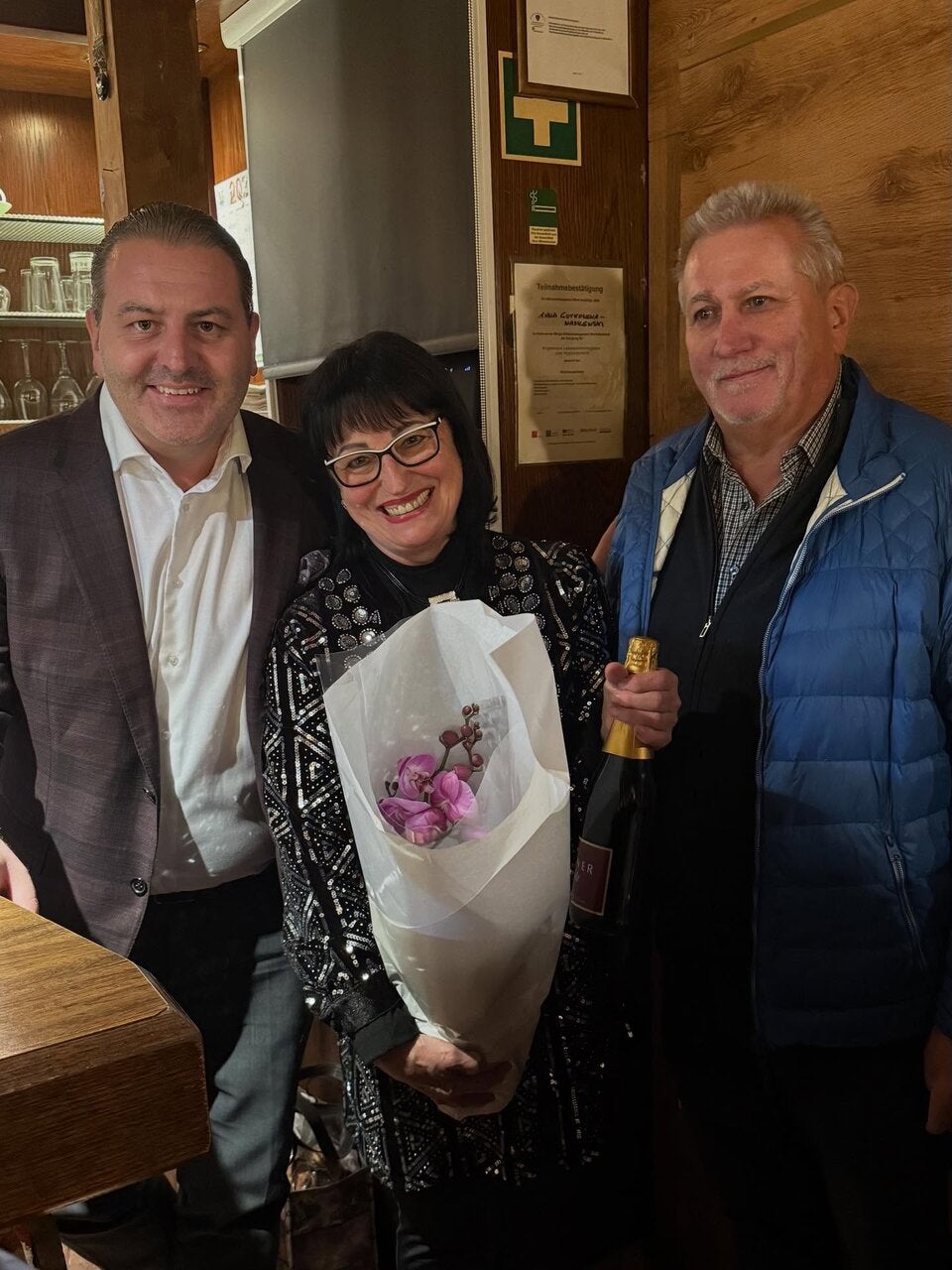 Ein Stück Wiener Beislgeschichte geht zu Ende: Leo Lugner streut Anna Gutkowska-Wasilewski Rosen.