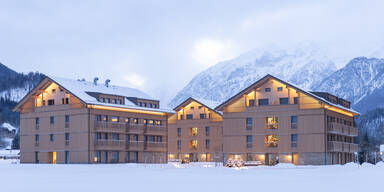 Das Alprima Aparthotel vor der Bergkulisse in Hinterstoder.
