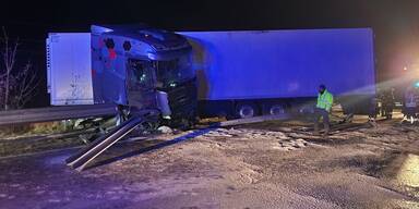 Lkw krachte gegen Leitschiene: 600 Liter Diesel ausgetreten
