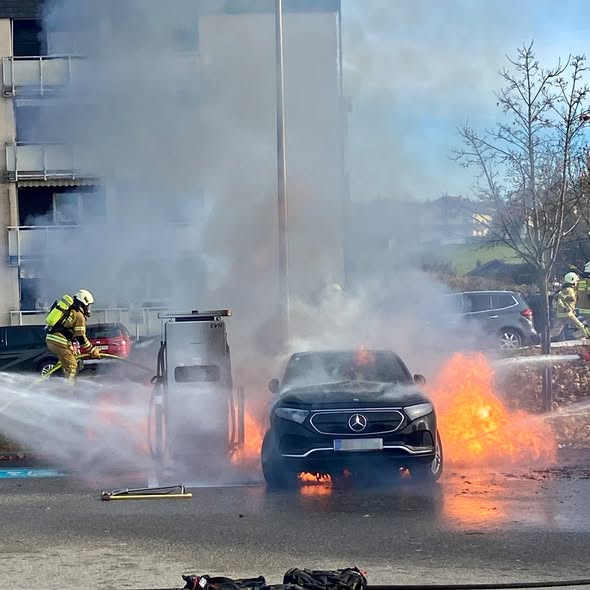 Beim Laden: E-Auto auf Supermarktparkplatz komplett abgefackelt