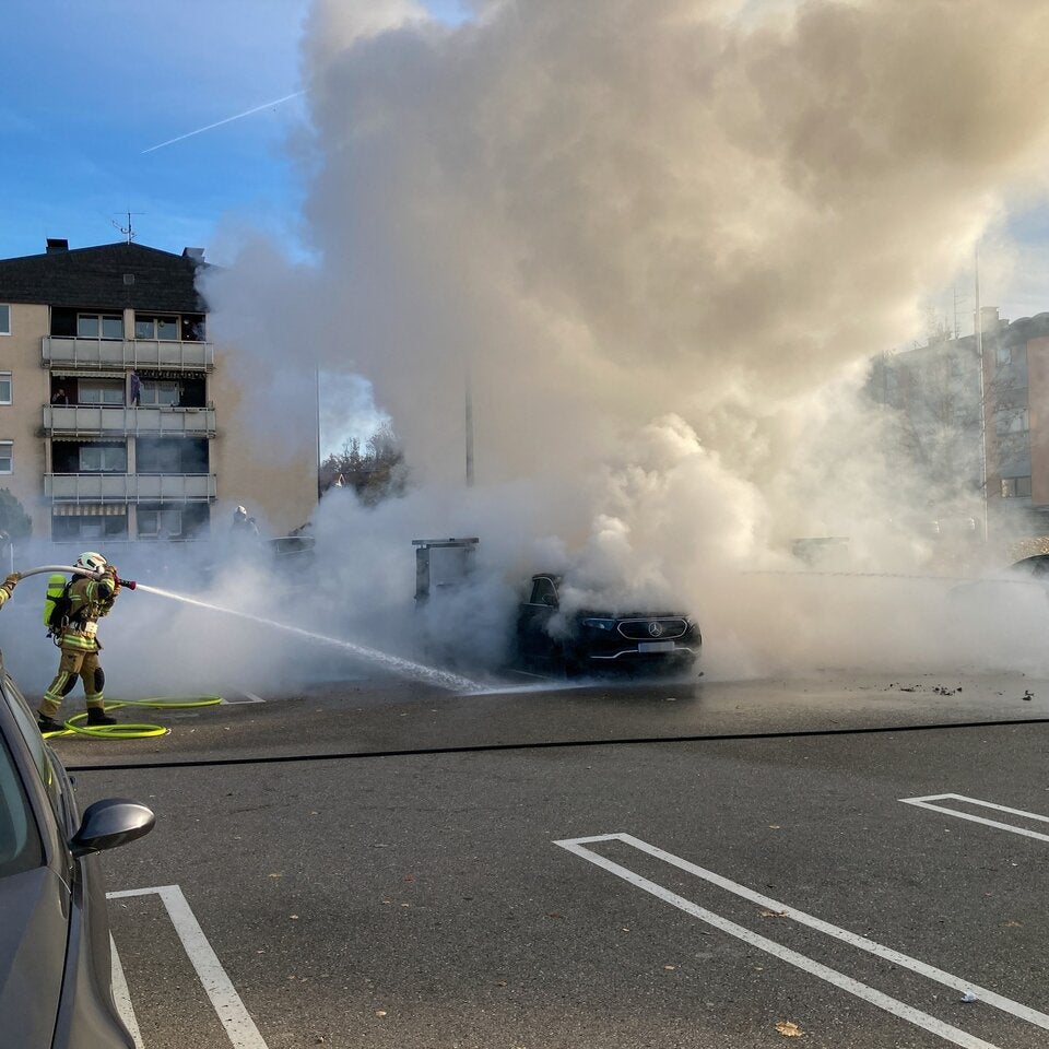 Beim Laden: E-Auto auf Supermarktparkplatz komplett abgefackelt