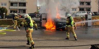 Beim Laden: E-Auto auf Supermarktparkplatz komplett abgefackelt