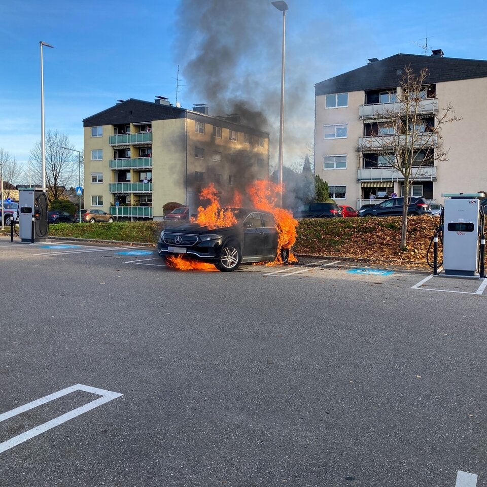 Beim Laden: E-Auto auf Supermarktparkplatz komplett abgefackelt