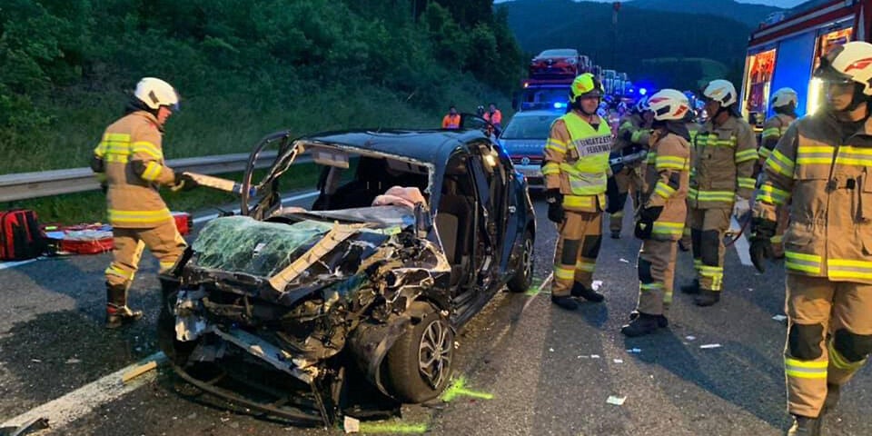 Lenkerin nach Crash im Fahrzeug eingeklemmt