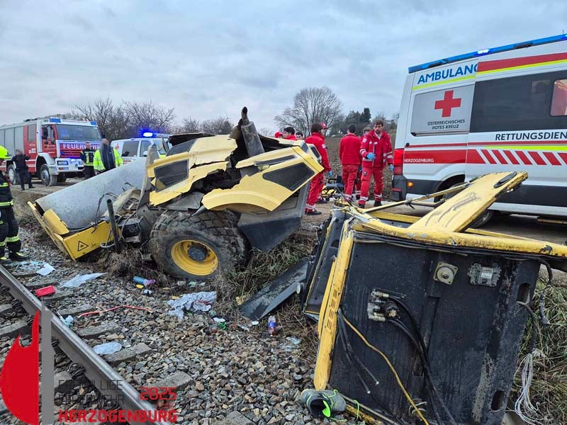 Straßenwalze kollidierte mit Regionalzug: Arbeiter (19) verletzt
