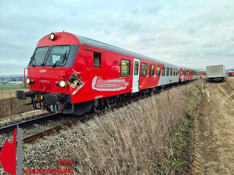 Straßenwalze kollidierte mit Regionalzug: Arbeiter (19) verletzt