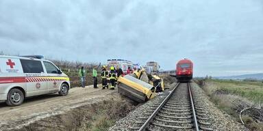 Stra&szlig;enwalze kollidierte mit Regionalzug: Arbeiter (19) verletzt