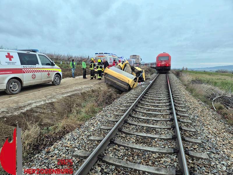 Straßenwalze kollidierte mit Regionalzug: Arbeiter (19) verletzt