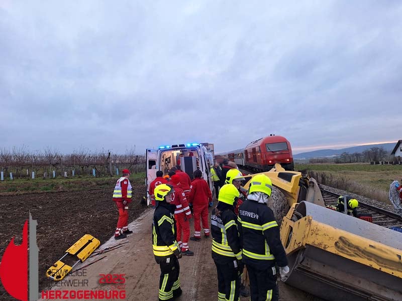 Straßenwalze kollidierte mit Regionalzug: Arbeiter (19) verletzt