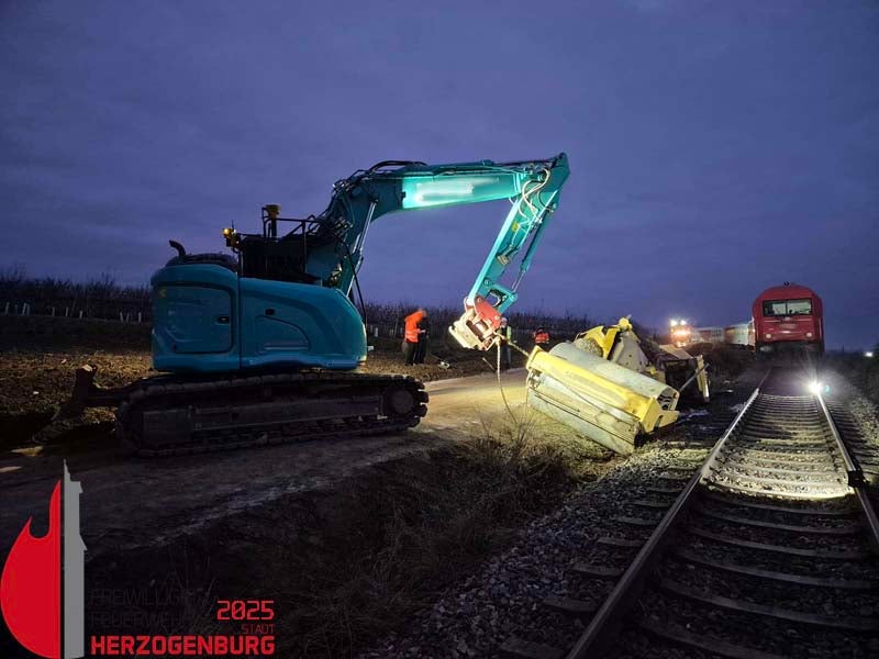 Straßenwalze kollidierte mit Regionalzug: Arbeiter (19) verletzt