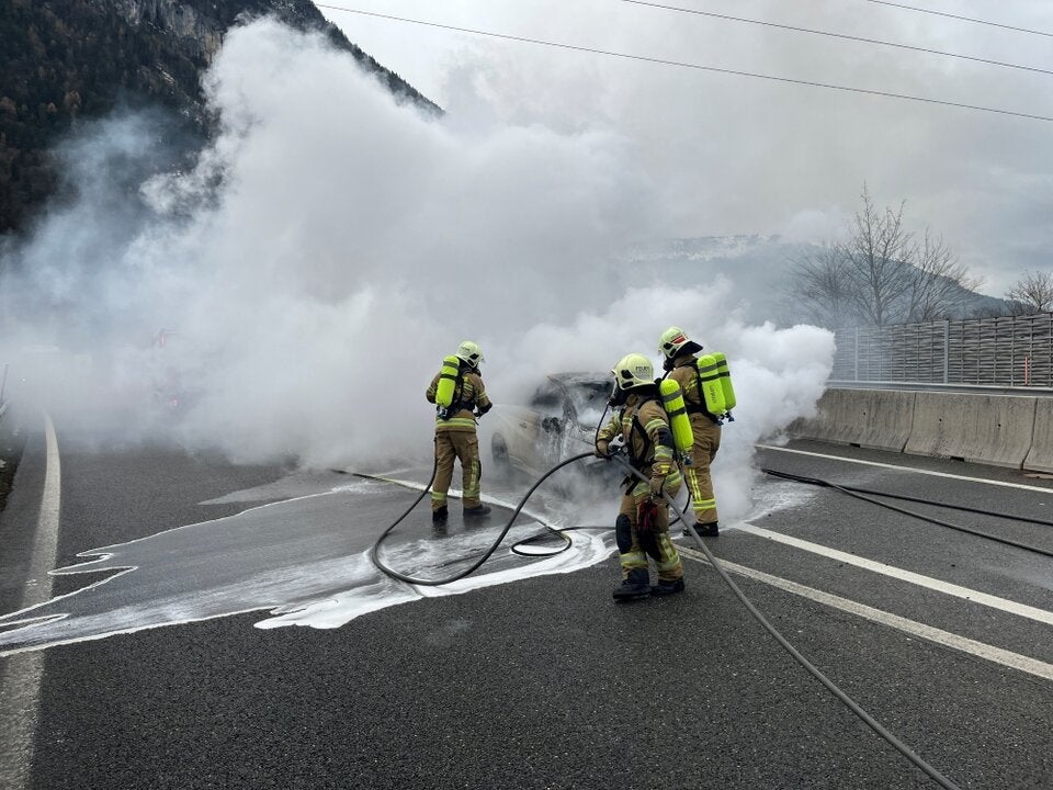 Pkw ging auf Autobahn in Flammen auf