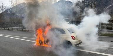 Pkw ging auf Autobahn in Flammen auf