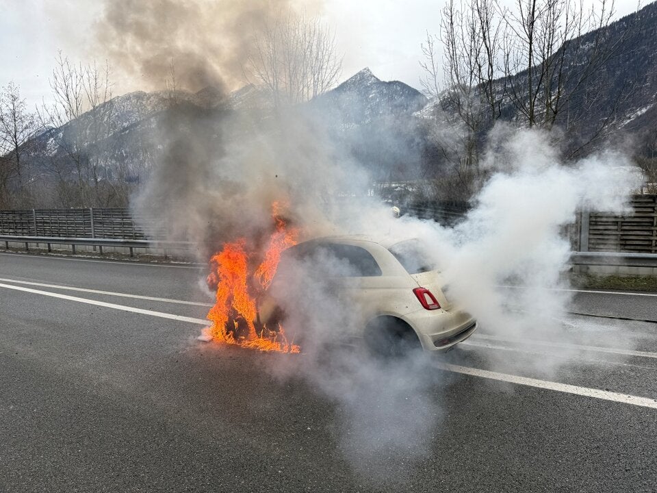 Pkw ging auf Autobahn in Flammen auf