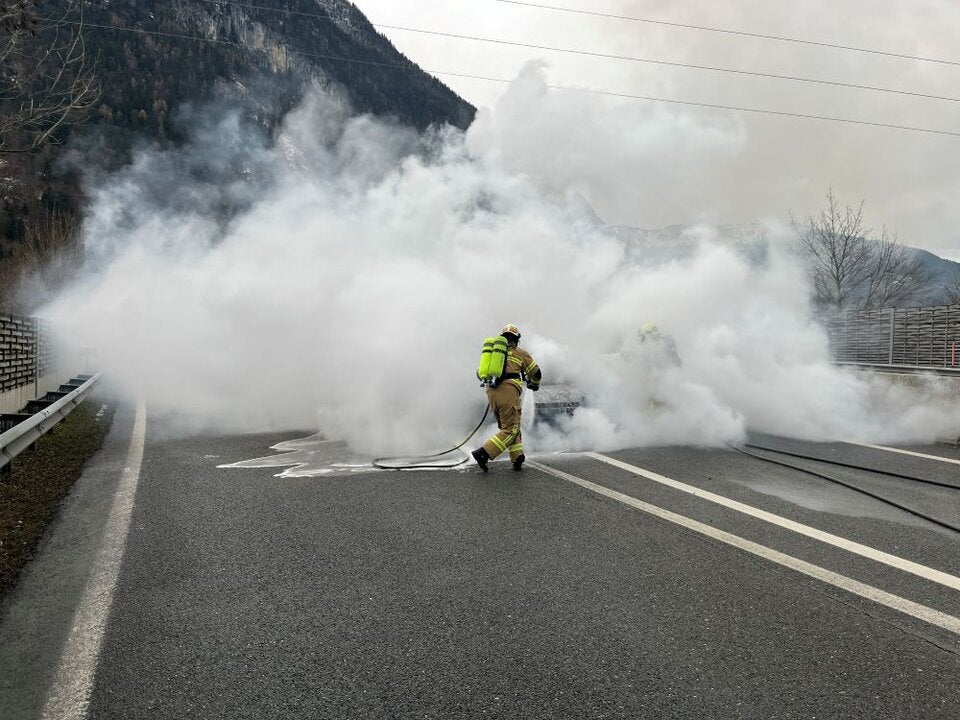 Pkw ging auf Autobahn in Flammen auf