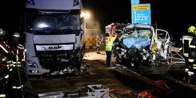 Zwei Tote bei Zusammensto&szlig; von Transporter und Lkw auf B31
