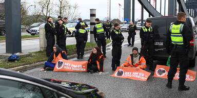 Klimaaktivisten legen Verkehr auf den Elbbrücken lahm