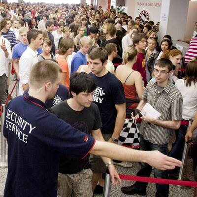 So kämpfen Tausende um Uniplatz