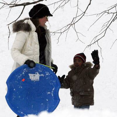 So süß: Hier spielt Madonnas Sohn im Schnee