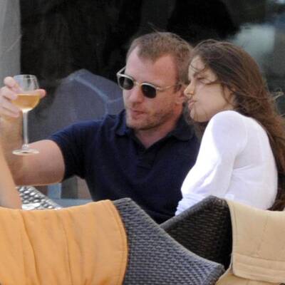 Guy Ritchie flirtet mit feschen Zwillingen