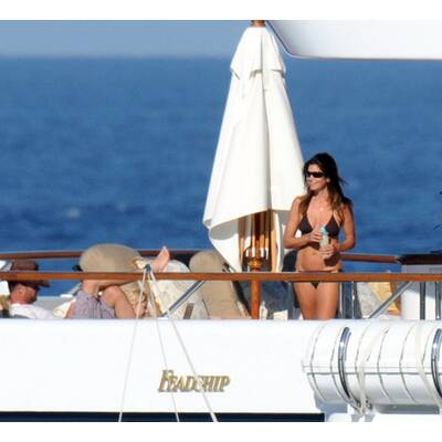Cindy Crawford sonnt ihren Luxuskörper
