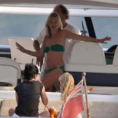 Kate Moss lässt den Busen blitzen