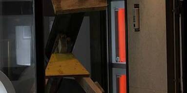 Räuber rasen mit Pkw in Juwelier