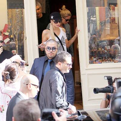 Paris Hilton mit Perücke in Paris