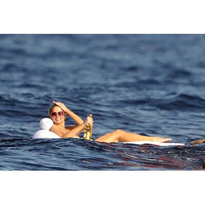 Paris Hilton - oben ohne in Italien