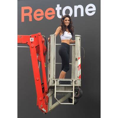 So nackt wirbt Kelly Brook für Reebok