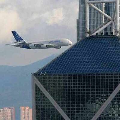 Airbus A380 fliegt durch Hongkong