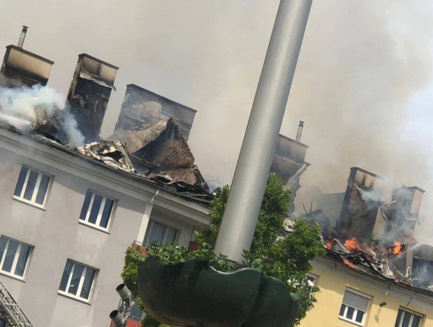 Dachbrand in Mehrparteienhaus - Fünf Verletzte