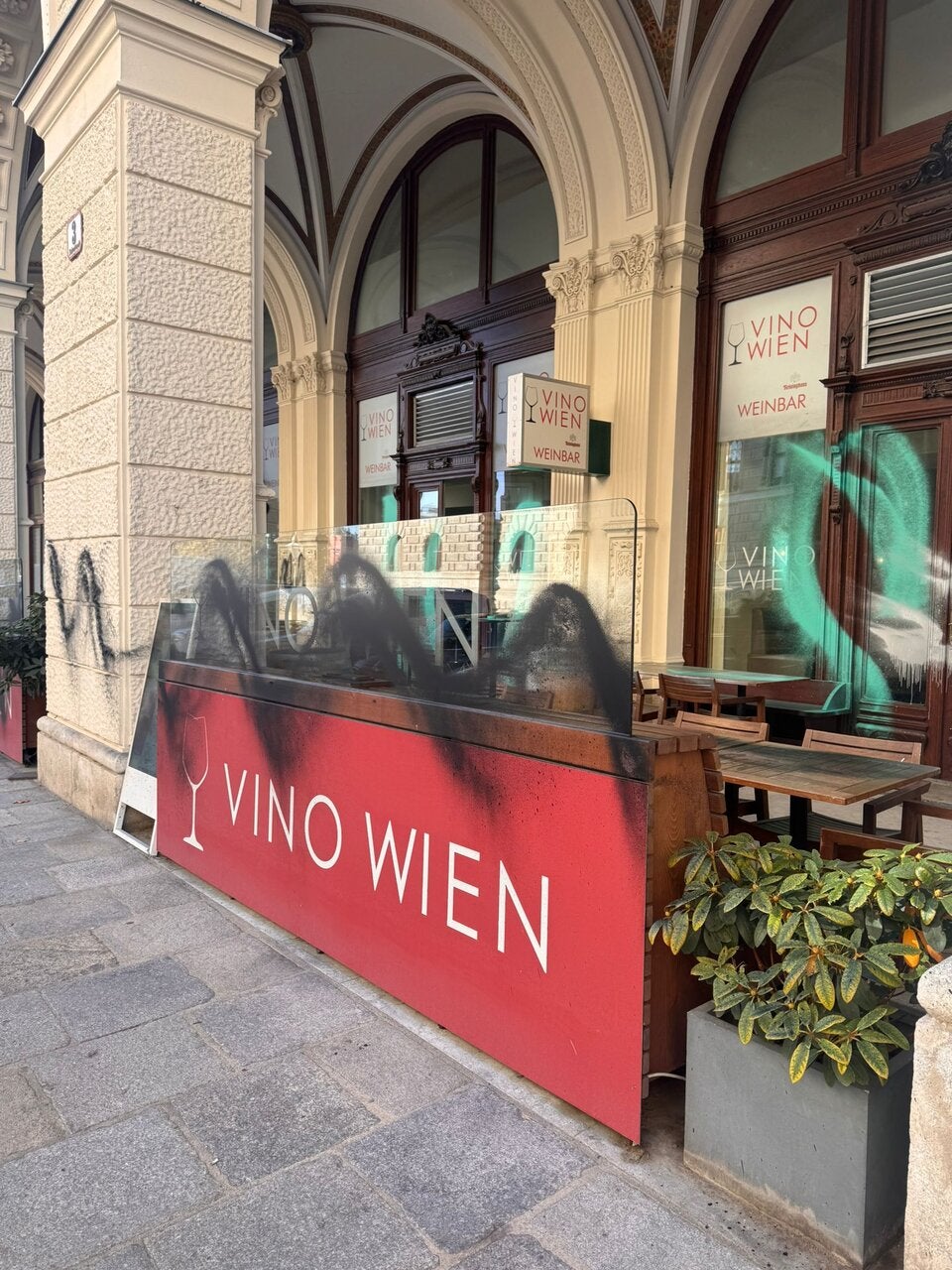 Vino Weinbar Farbanschlag