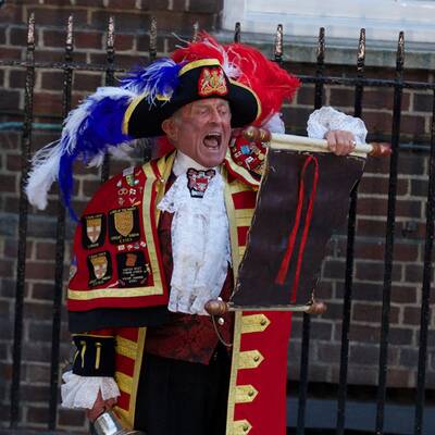 Stadtschreier verkündet die Geburt