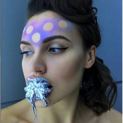 Visagistin macht Make-Ups mit toten Fischen