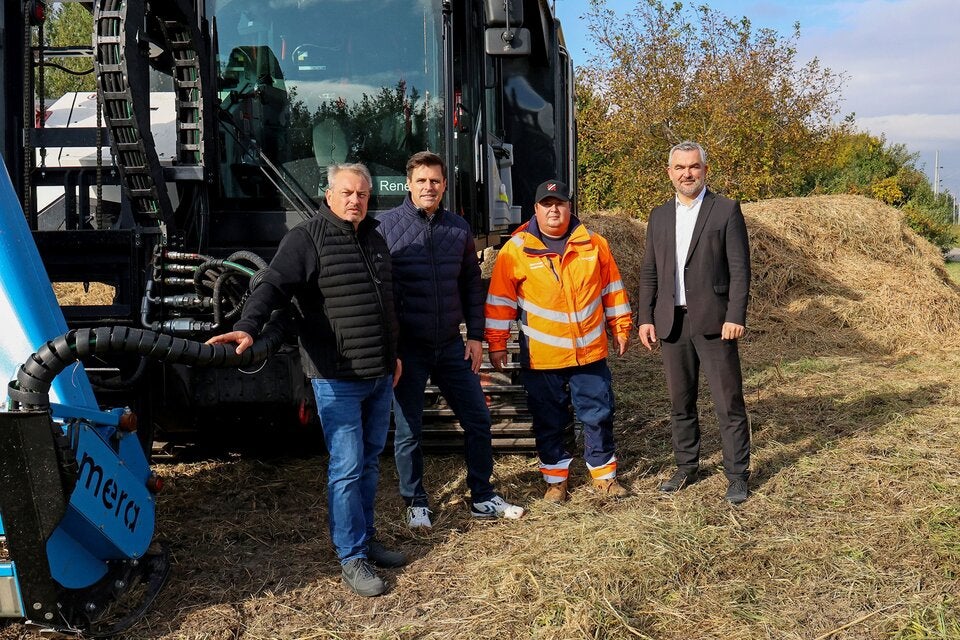 (v.l.n.r.) Markus Brunner (Schilfschneideunternehmer), Erich Gebhardt (Geschäftsführer der Seemanagement Burgenland GmbH), Rene Rosenits (Mitarbeiter) und Landesrat Heinrich Dorner (SPÖ)