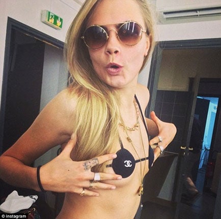 Miranda Kerr halbnackt im 'Chanel-Mini'